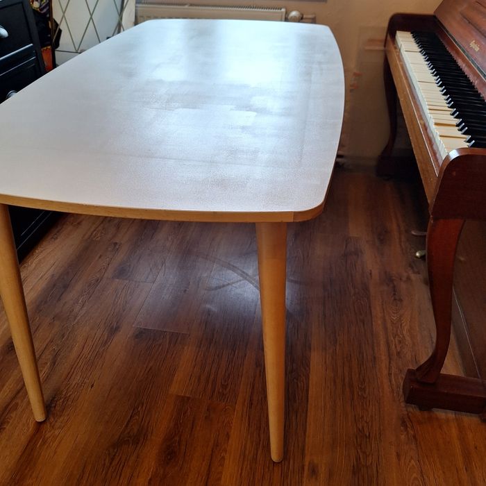 Stół z białym blatem zaokrąglone rogi stołu