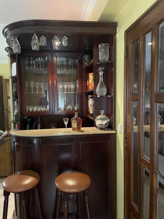 Bar de sala em madeira de mogno