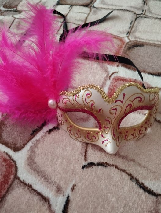 Маска рожева новорічна