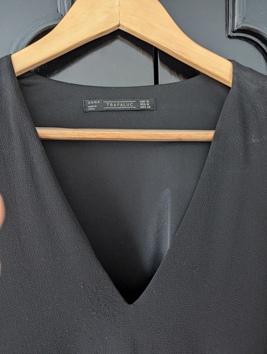 Vestido preto curto, com manga larga
