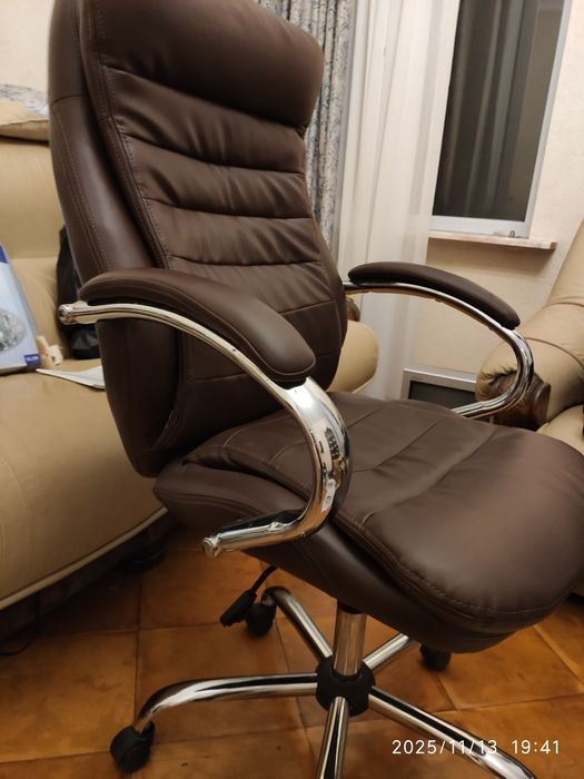 Крісло офісне шкіряне