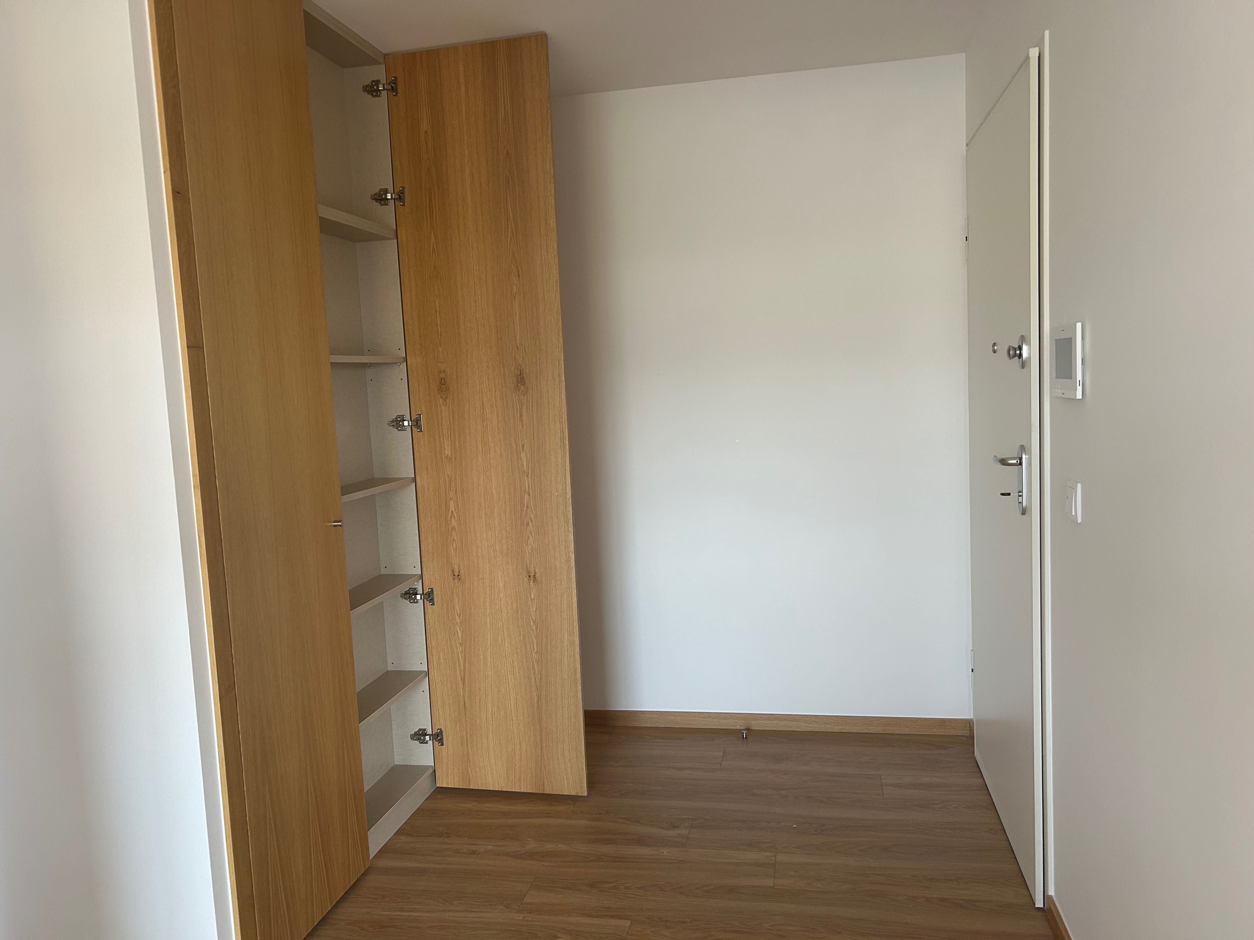 Alugo apartamento Novo com garagem junto à estação de Nine