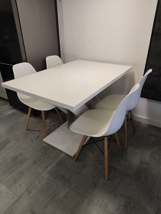 Stół + 4 krzesła+ stolik kawowy