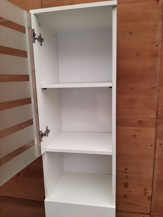 Biały słupek szklane drzwiczki