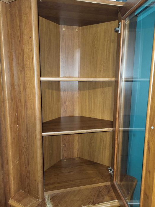 Zestaw eleganckich, używanych mebli