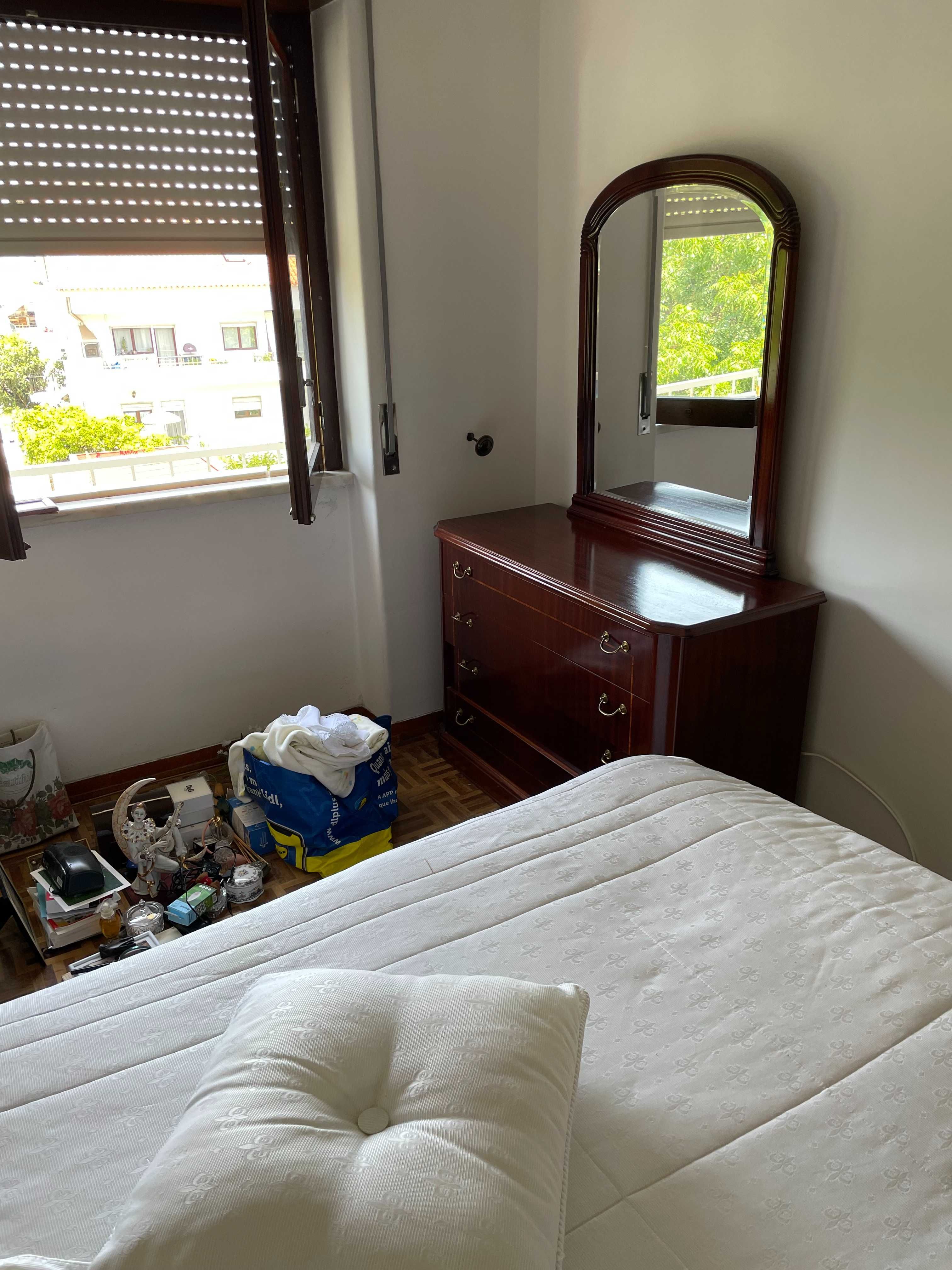 Quarto de Casal COMPLETO - Cama; Estrado; Colchão; Roupeiro; Cómodas..