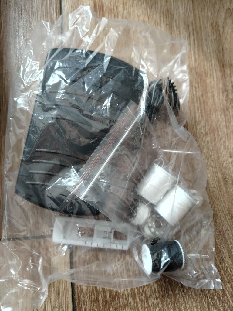 Elektryczna maszyna do szycia, z pedałem