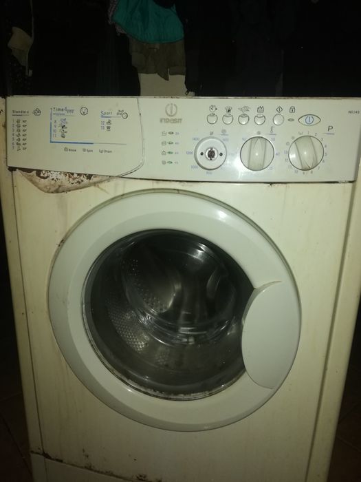 Máquina de lavar roupa Indesit. 1 peça queimada