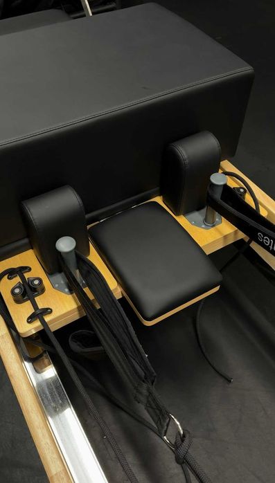 Reformer Pilates z drewna dębowego – profesjonalne łóżko Pilates