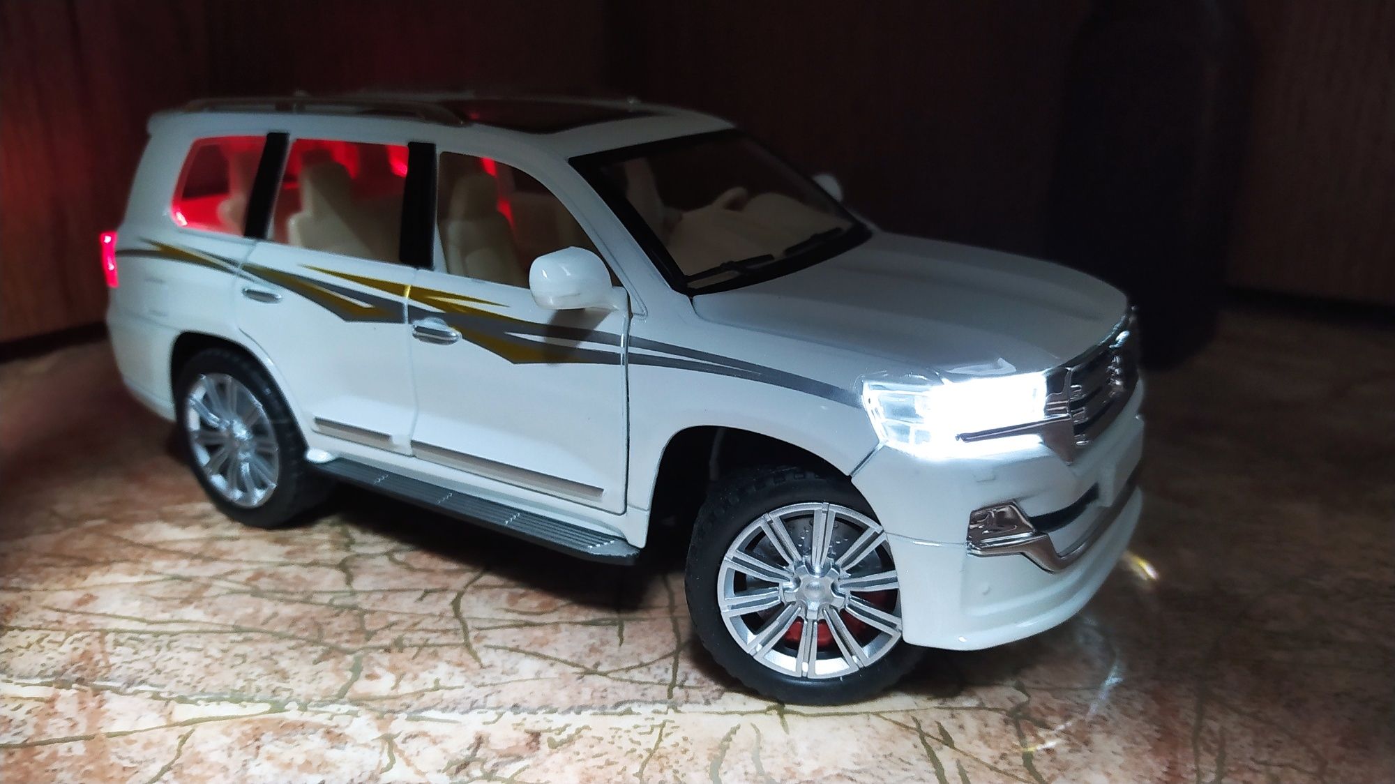 Toyota Land Cruiser Тойота  масштаб 1:24 машина автомобиль