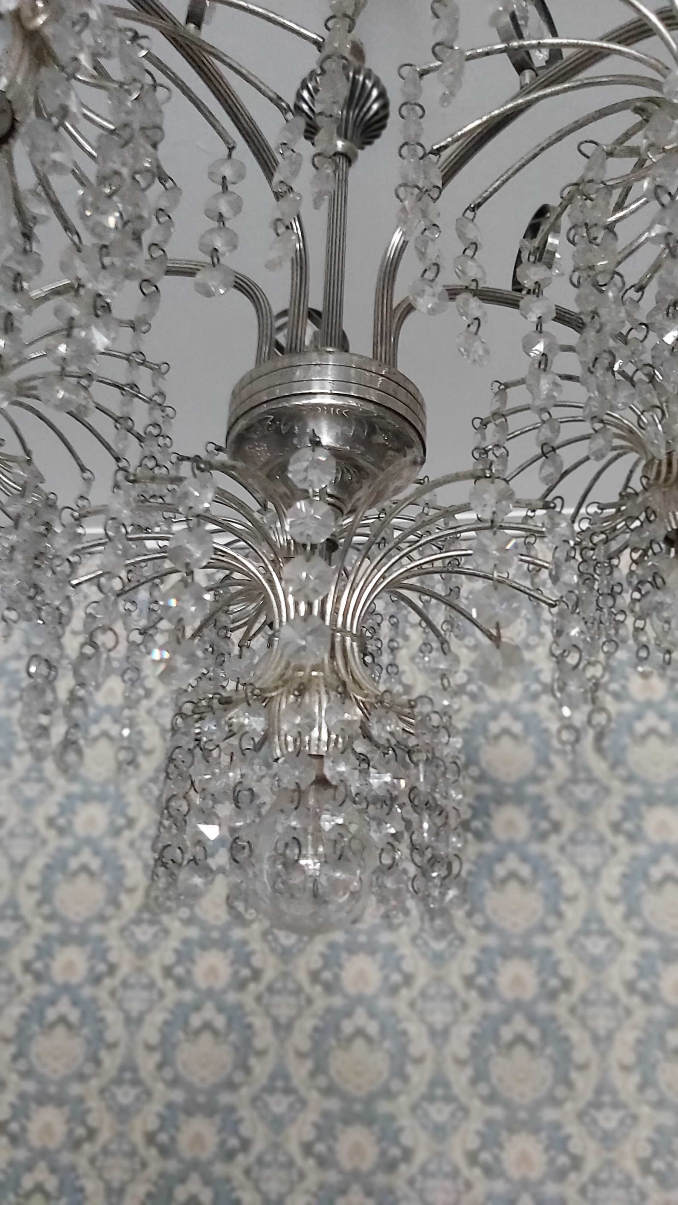 Candeeiro teto cor plata con e adornos cristal.