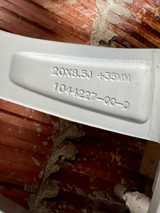 Koła zimowe TESLA 3 performance 20”, 5x114.3, 235/35R20, czujniki, kpl