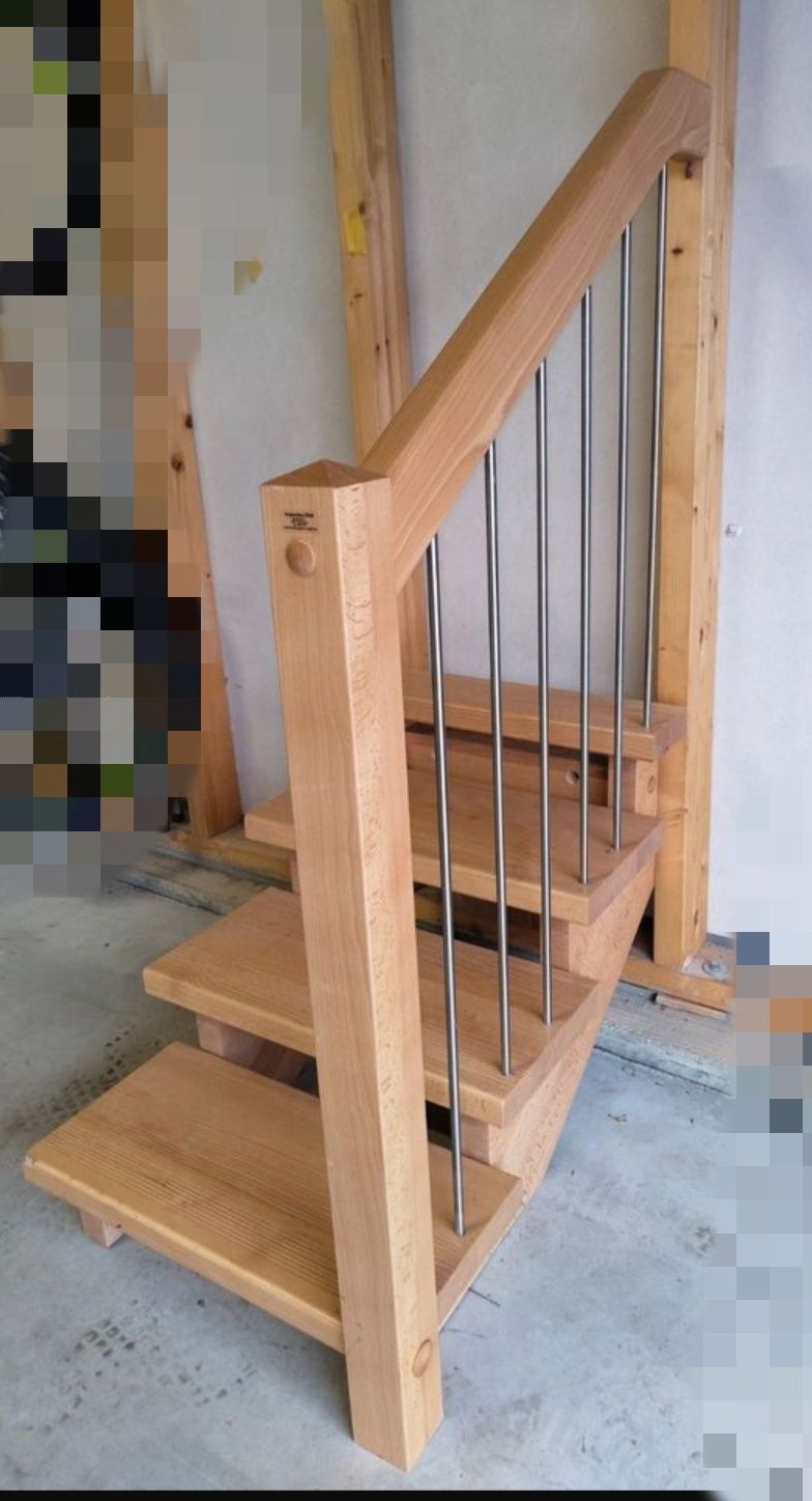 Schody z balustradą.