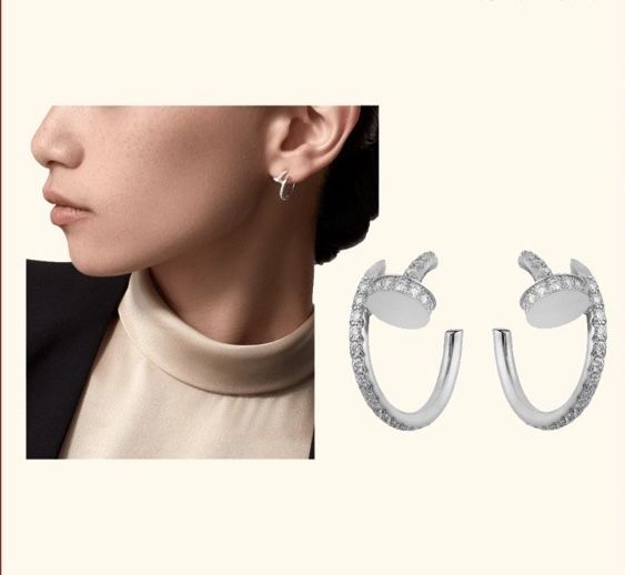 Золотые серьги Cartier гвозди с бриллиантами. Juste un Clou. Дубаи.