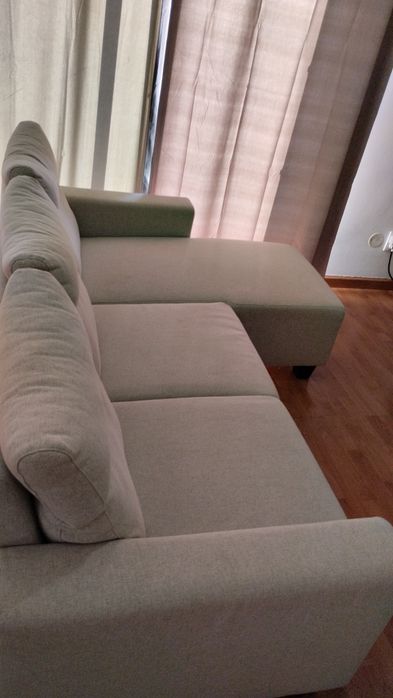 Sofá em tecido cor cinza claro