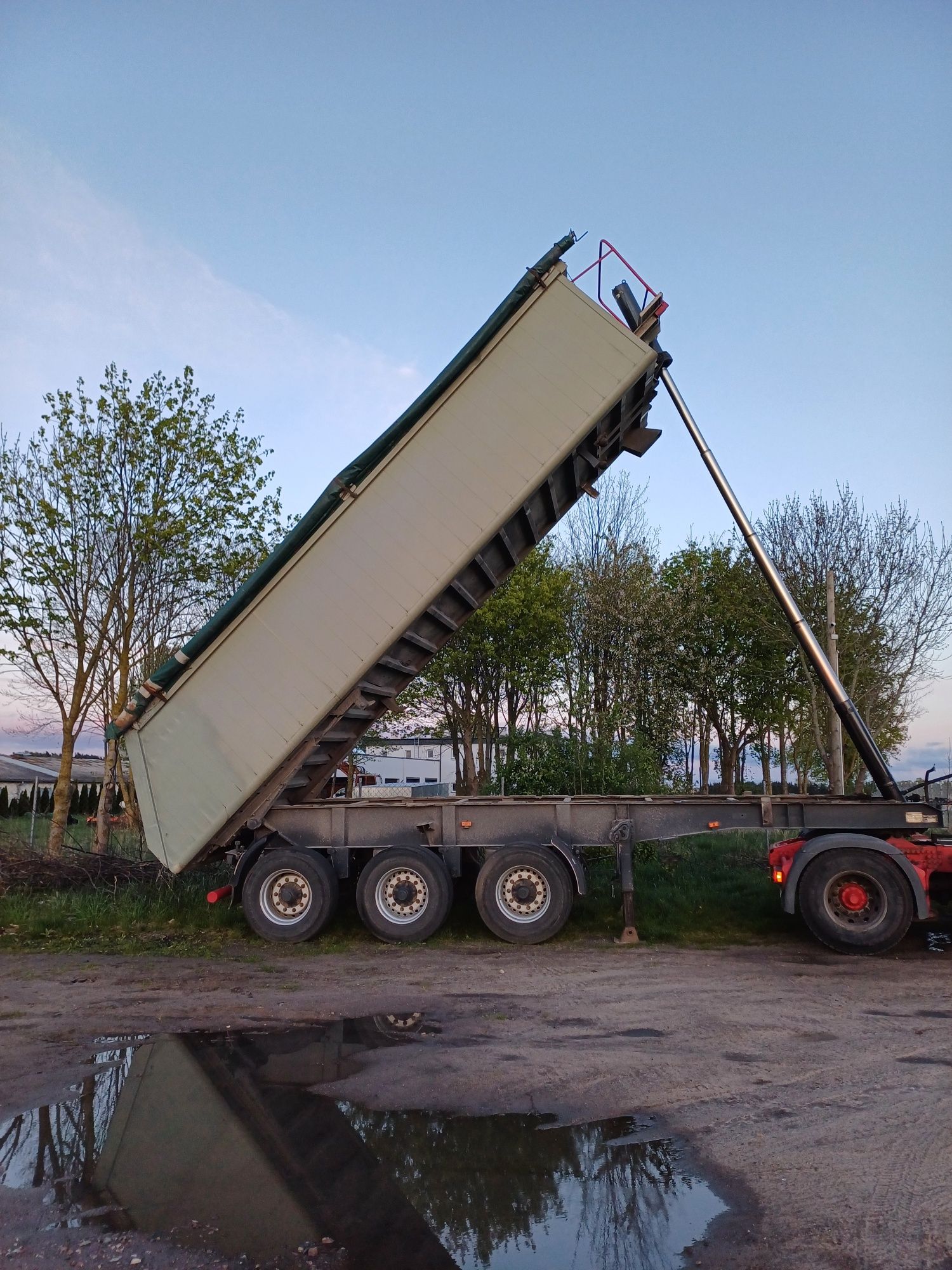 Transport materiałów sypkich wanna patelnia  wywrotka 6x6 z hydroburta