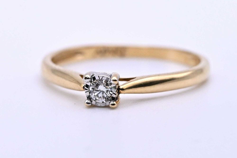Klasyczny zaręczynowy pierścionek ze złota 585 brylant 0,06ct Apart
