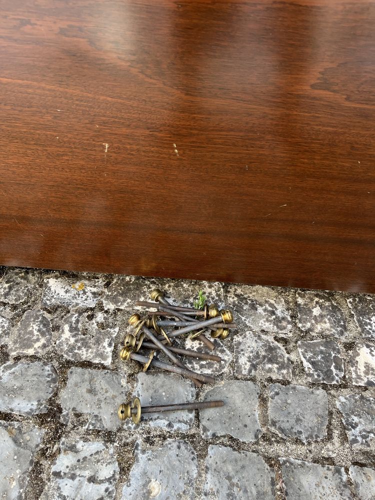 Cama de madeira com colchão e estrado