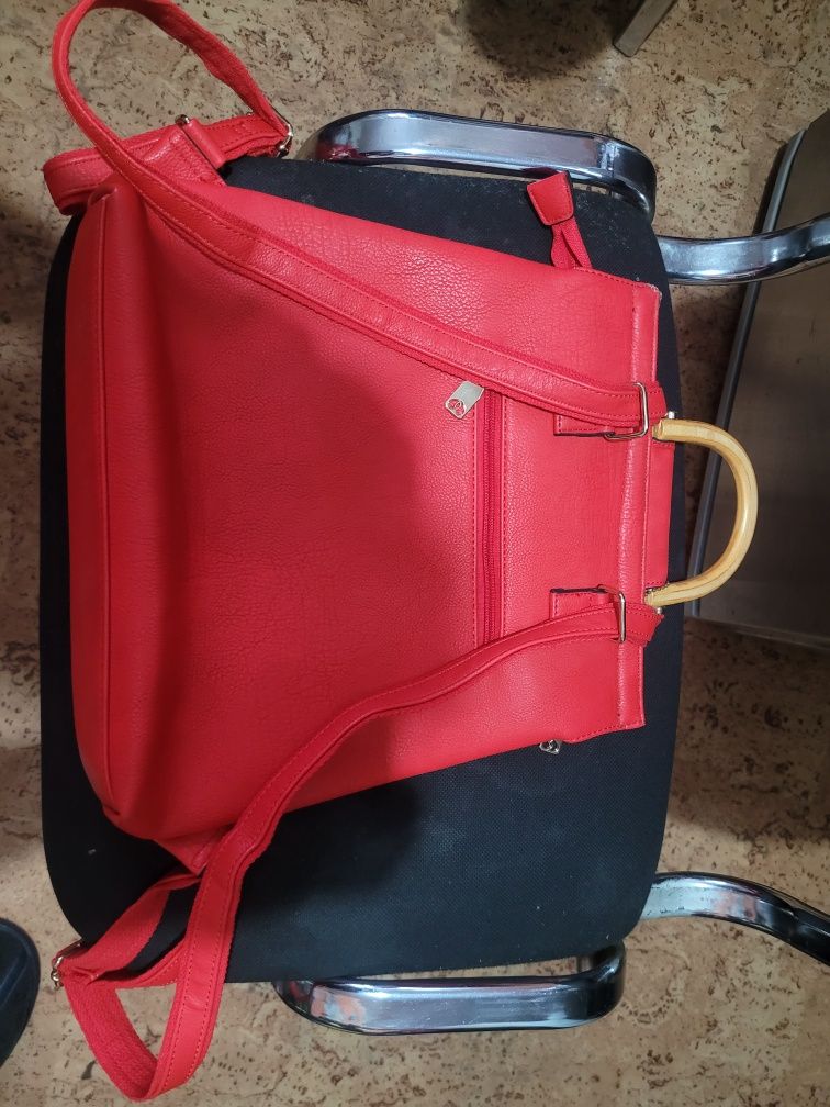 Сумка  -рюкзак новая, лёгкая вместительная