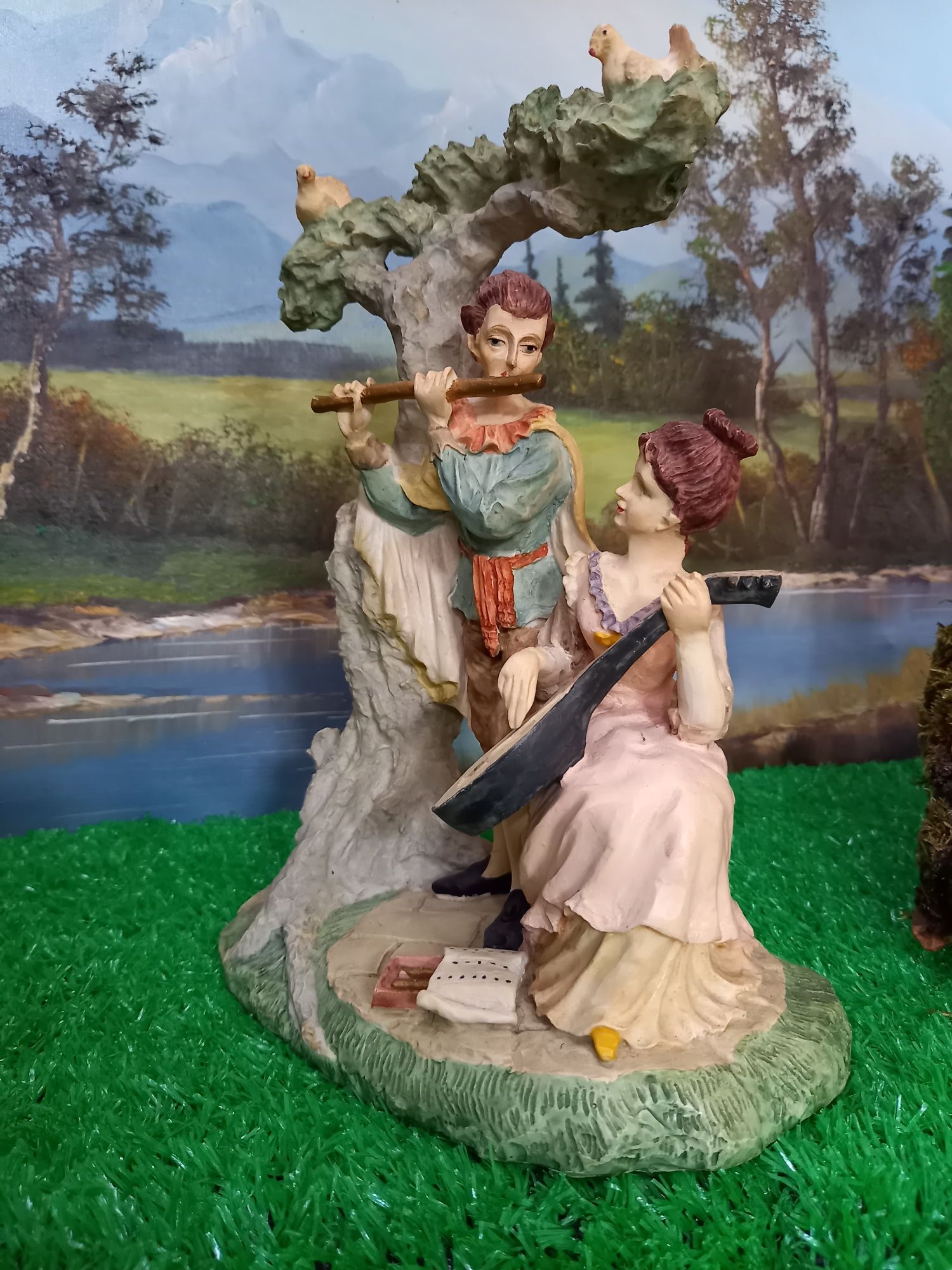 Figurka z alabastru romantyczna para grająca na instrumentach