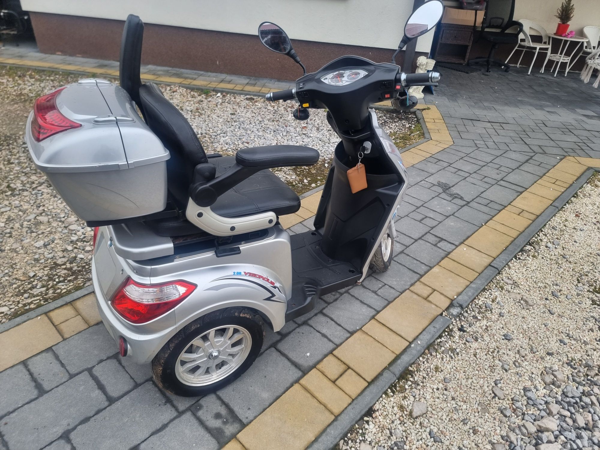 Skuter wozek elektryczny inwalidzki dla seniora trzykolowy vigorous  2