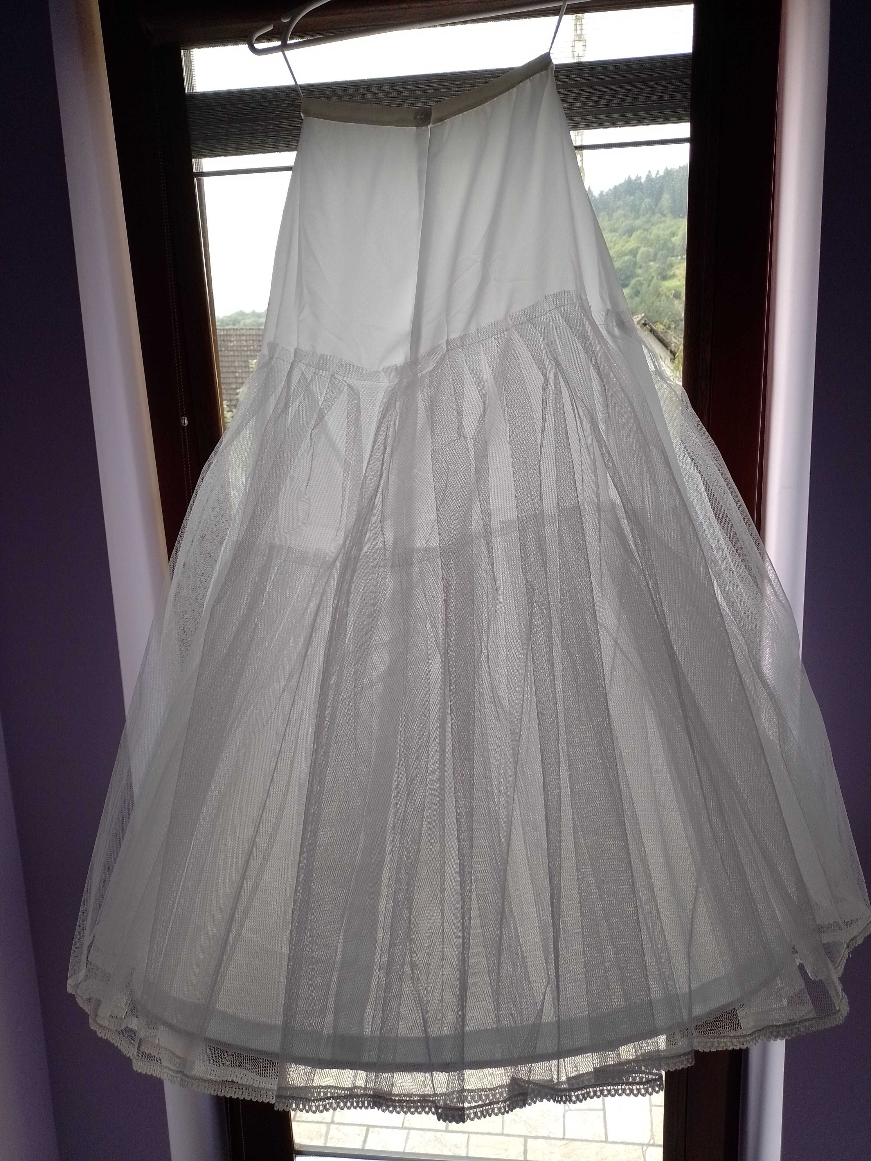 suknia ślubna z koronkową górą i trenem