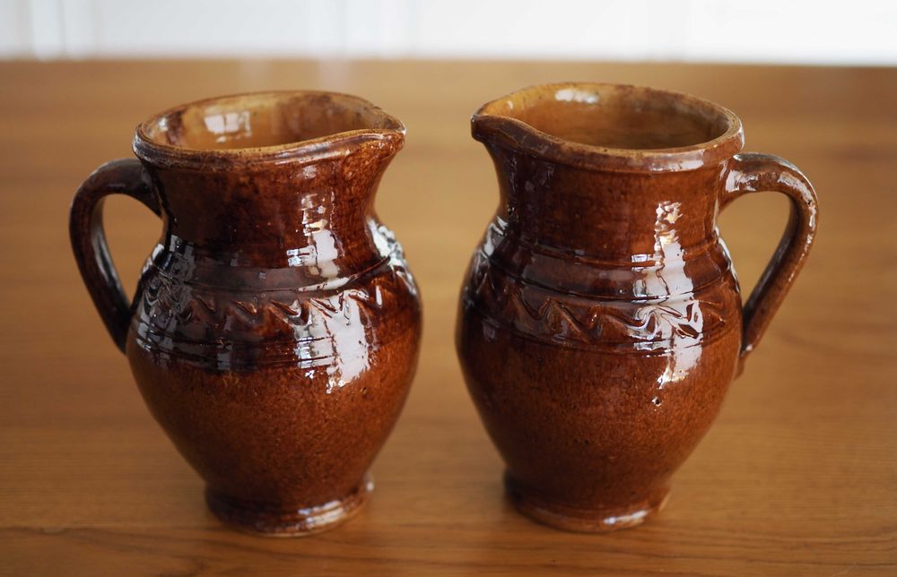 Dwa stare gliniane dzbanki PRL