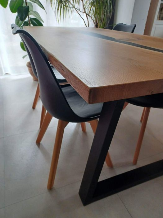 Rustykalny stół dębowy z czarną żywicą LiveEdge Loft,