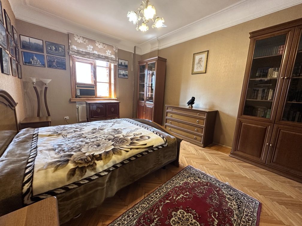 Продам 3х к. кв. сталинку, с гаражом, ул. Декабристов, городок Сказка