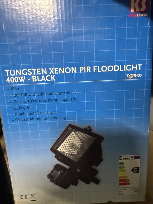 Lampa halogen z czujnikiem ruchu.