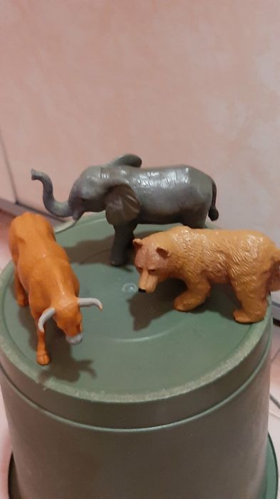 Продам игрушки мягкие и фигурки животных.