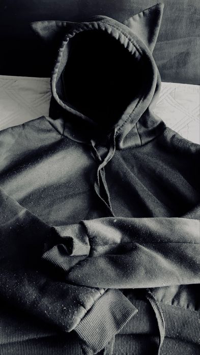 Bluza z kapturem z rogami - inna niz reszta