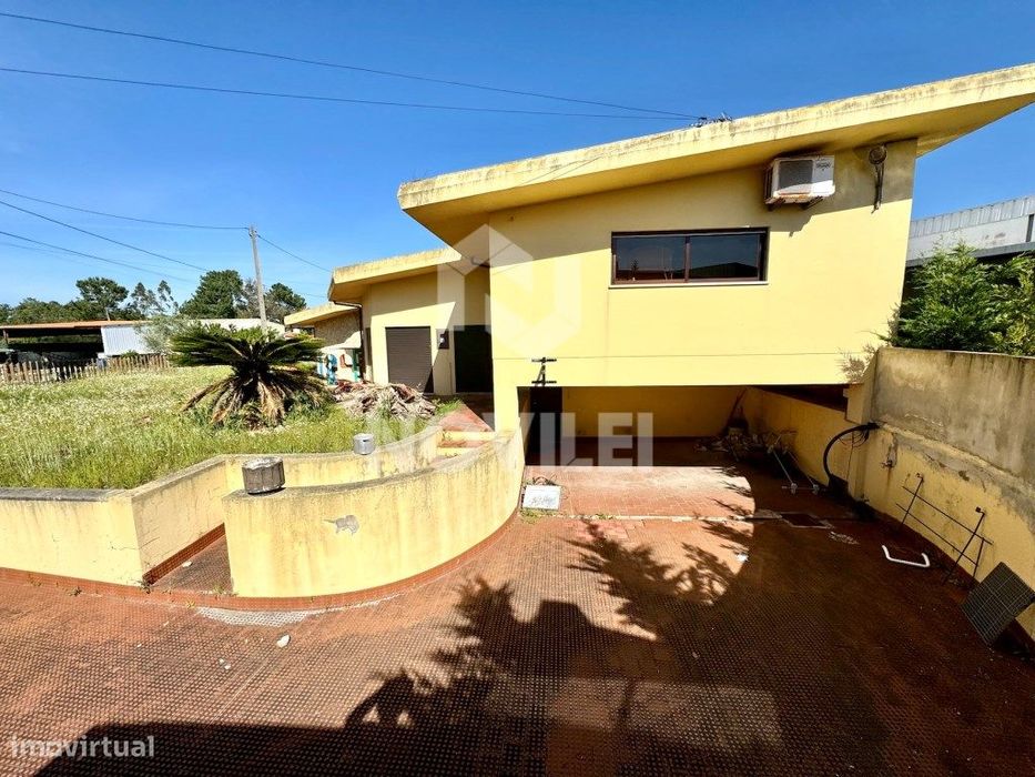 Moradia Isolada T3, implantada em parcela de terreno com 429m2 em z...