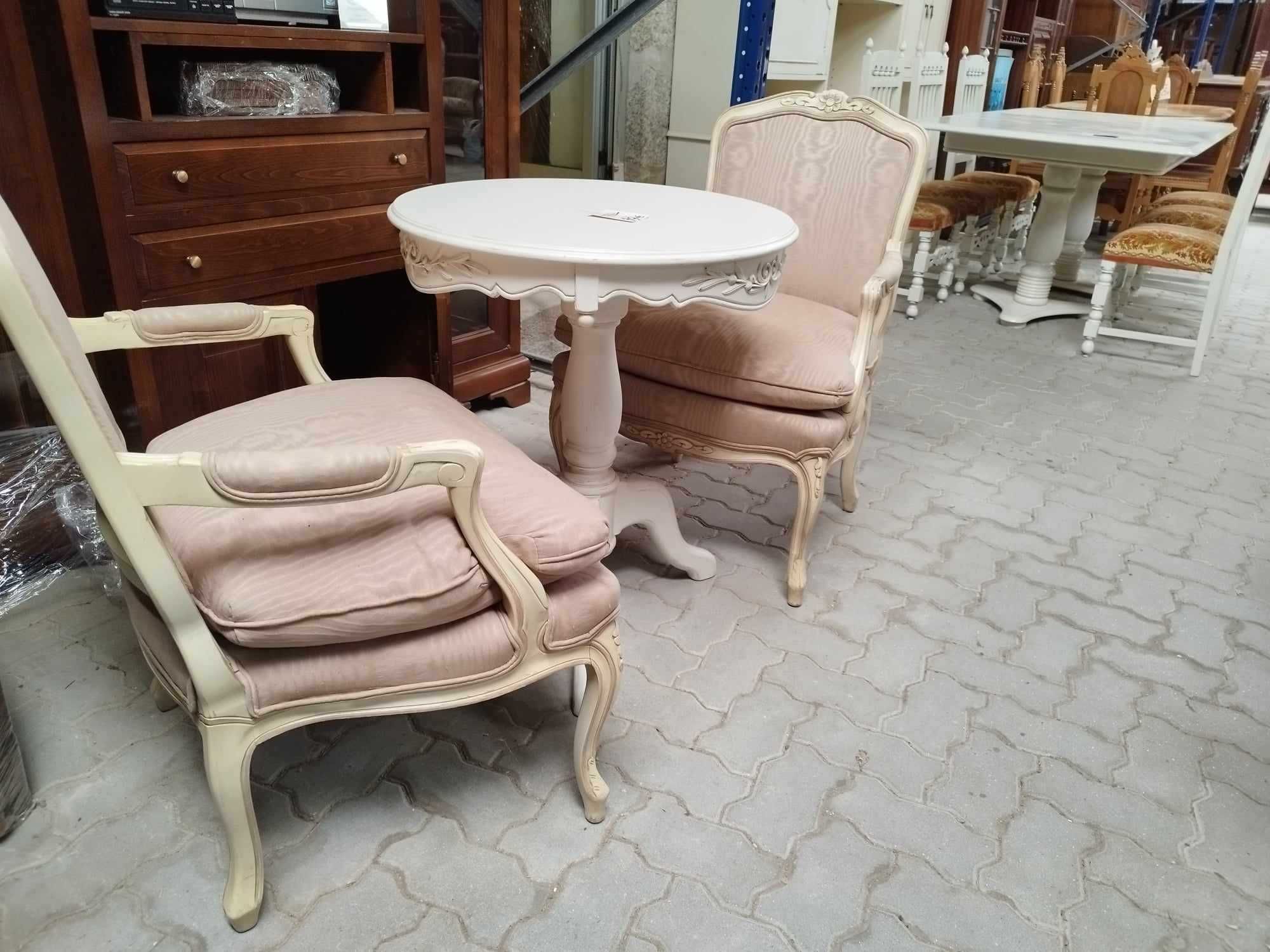 Mesa com cadeiras vintage pintada a bege