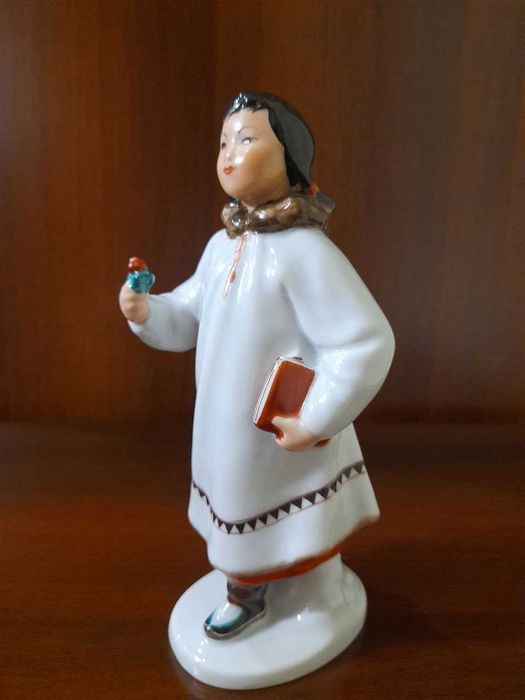 Статуэтка - Якутская девочка с книгой и цветком