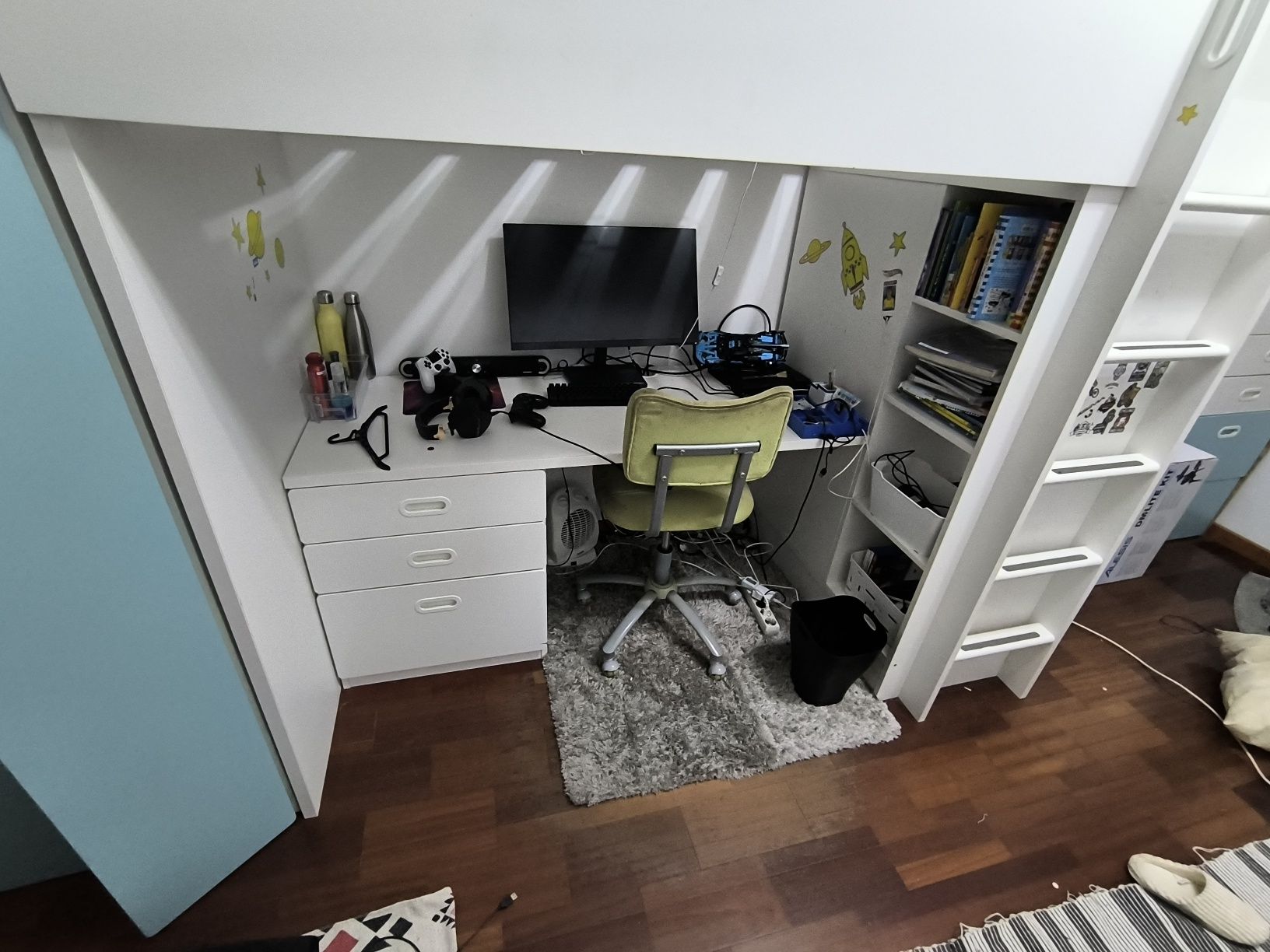 Cama alta com secretária