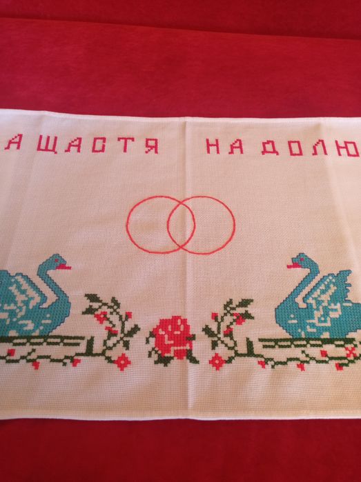 Вишитий нитками рушник на весілля