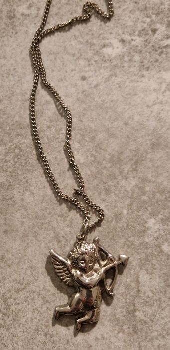Srebrny naszyjnik z aniołkiem amorkiem