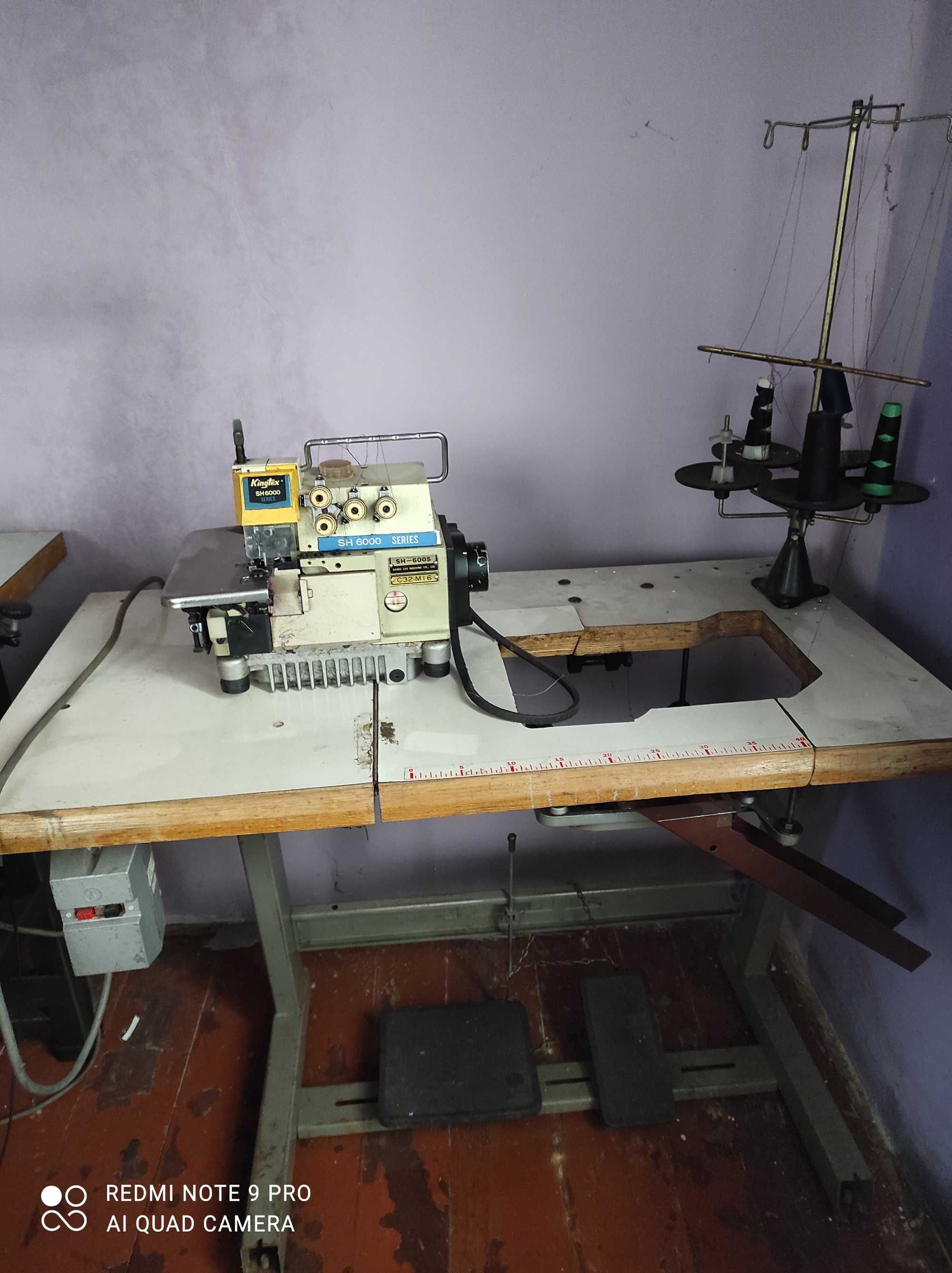 Overlock 5-nitkowy Kingtex SH6000 na siłę, ze stołem