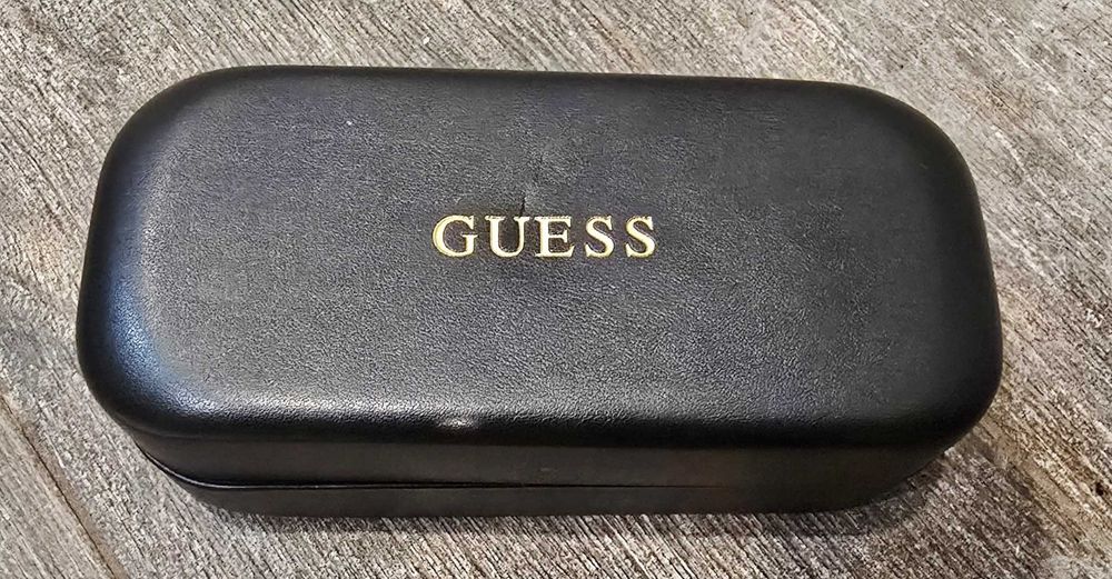 Etui Pokrowiec Futerał Na Okulary Sztywne Guess Czarne