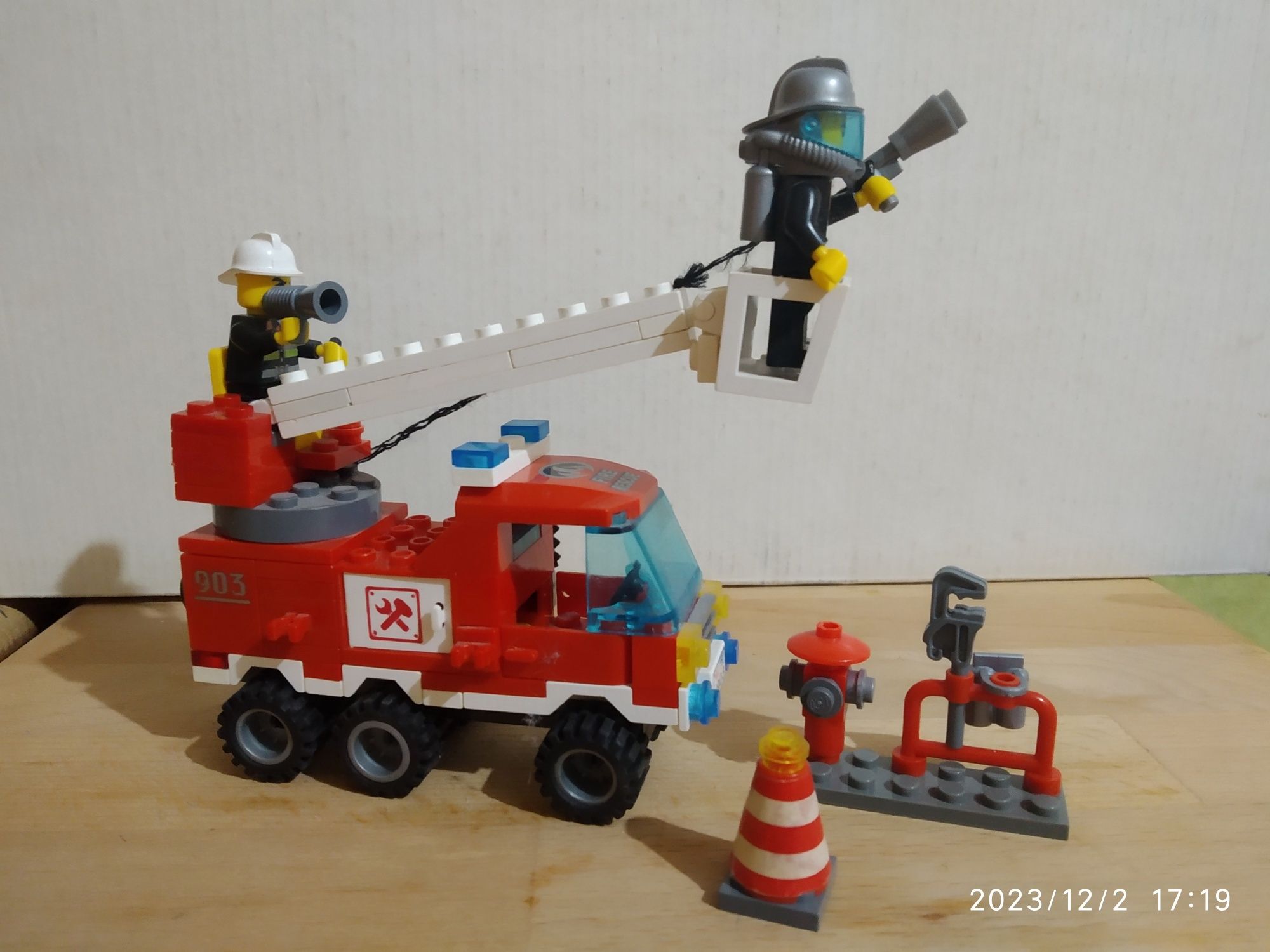 Конструктор Brick Пожарная машина 130 деталей 2 пожарных.
