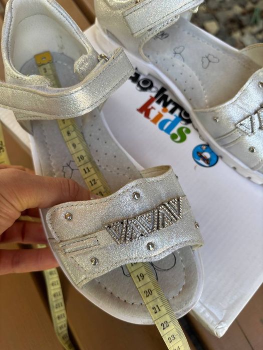 Босоніжки на дівчинку