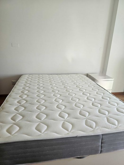 Cama de casal com sommier e colchão - 1,90x1,40