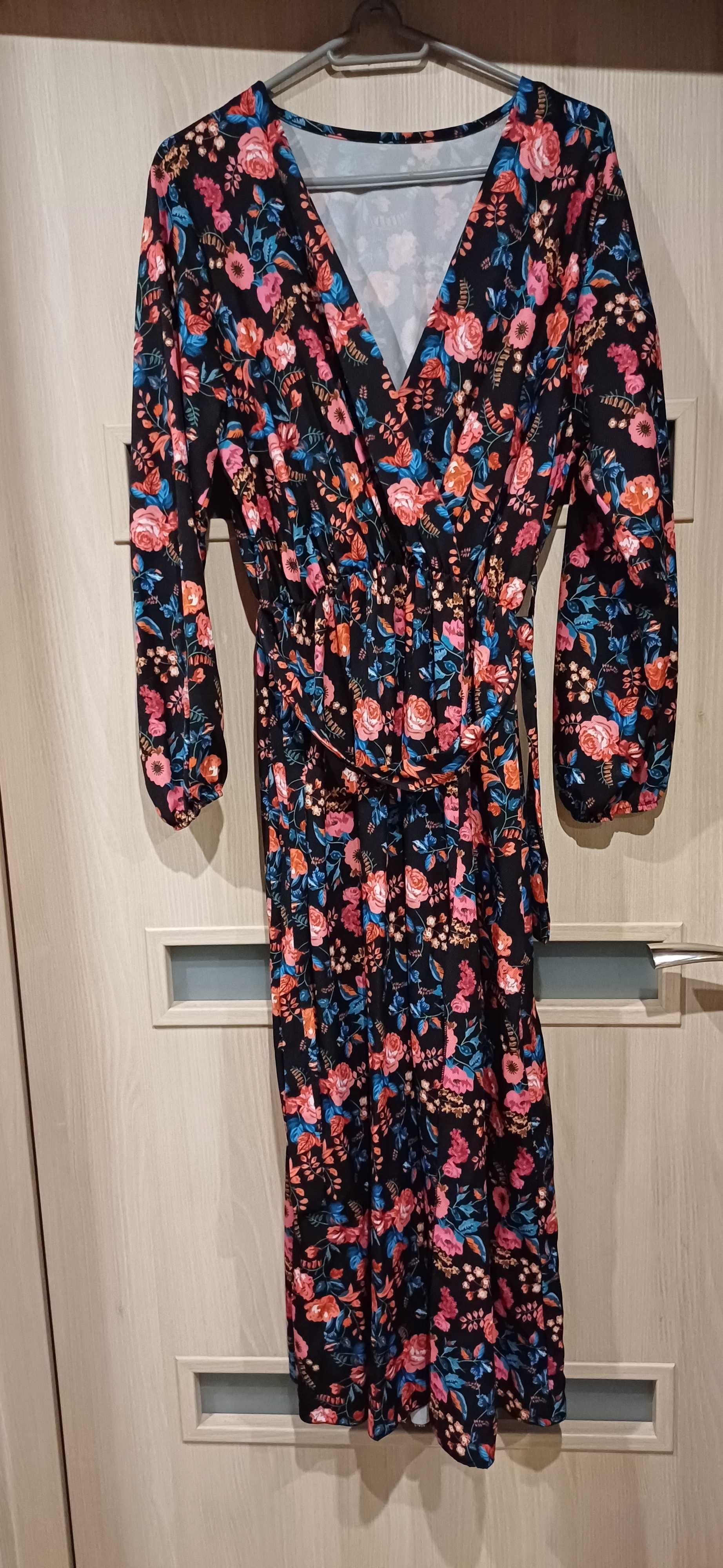Sukienka w kolorowe printy