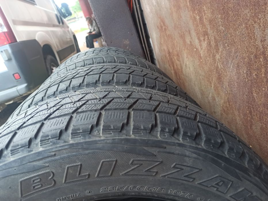 Brigestone blizzak 235/60r18
