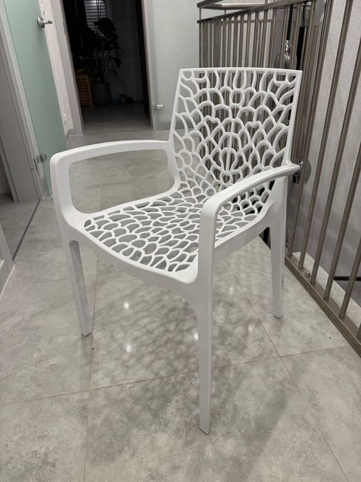 Krzesła plastikowe nowoczesne designerskie na taras i wewnątrz