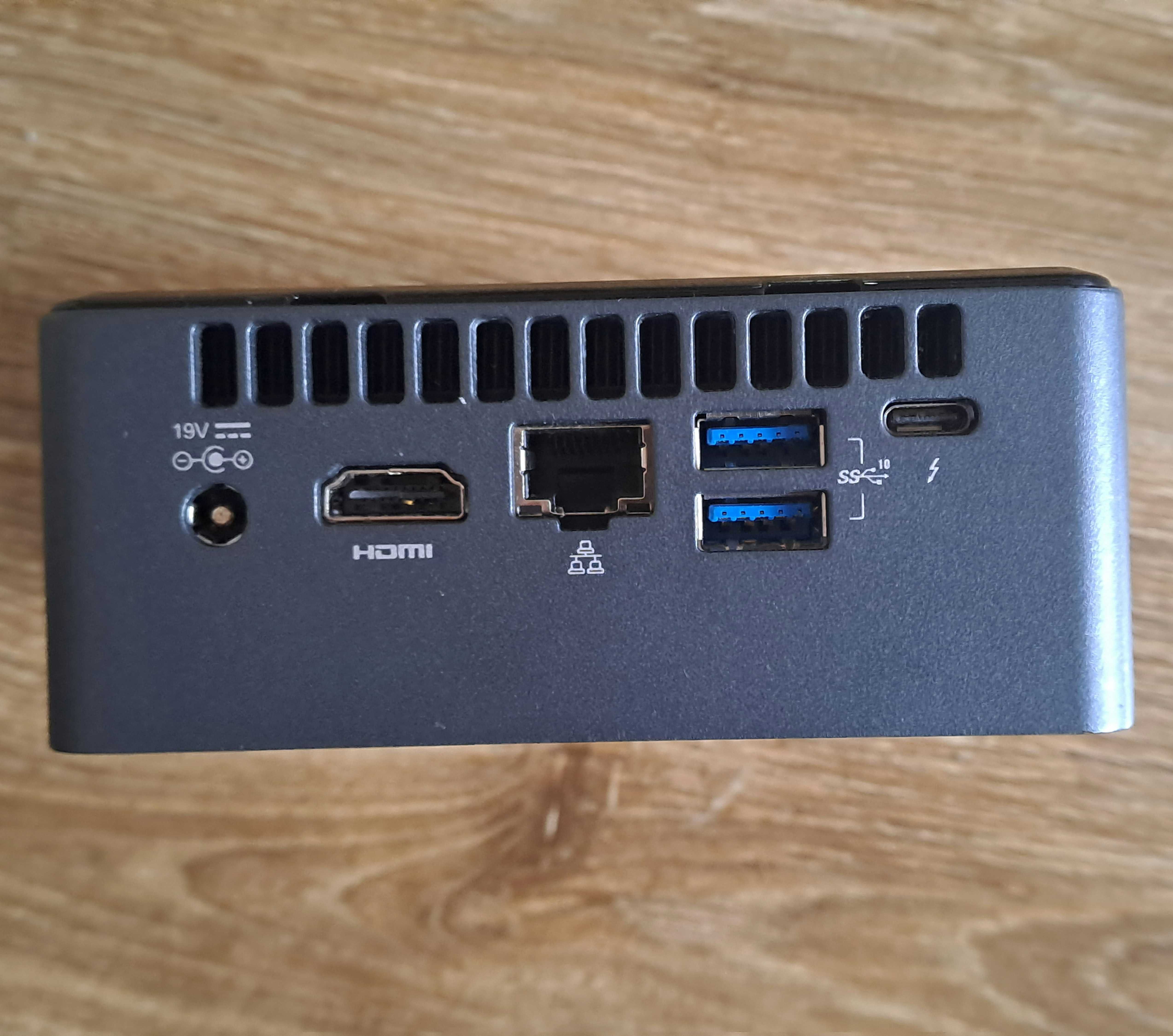 Mini komputer Intel o modelu Nuc8i5BESB