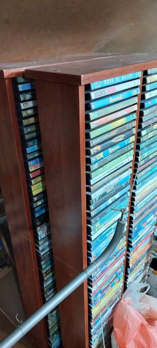 Leitor dvd com sistema surround + 3 Estantes com dvds e cds