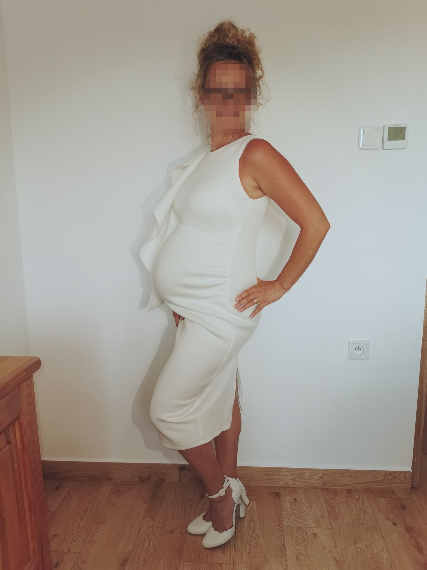Ślubna ołówkowa sukienka ciążowa 38 z falbaną