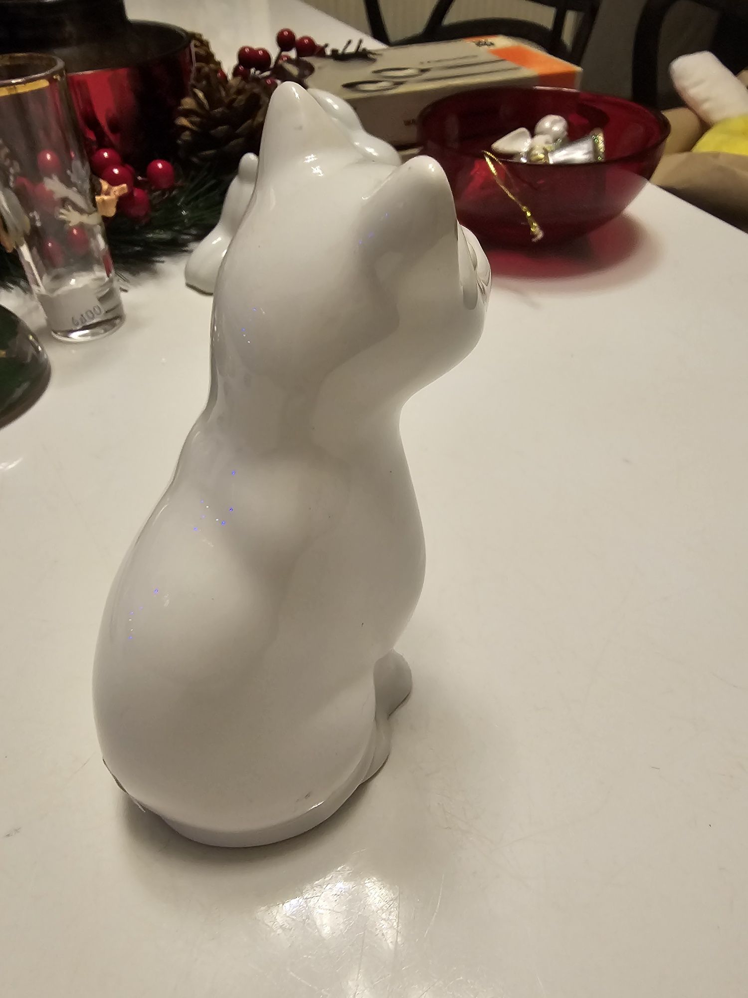 Porcelanowa stara figurka kota .